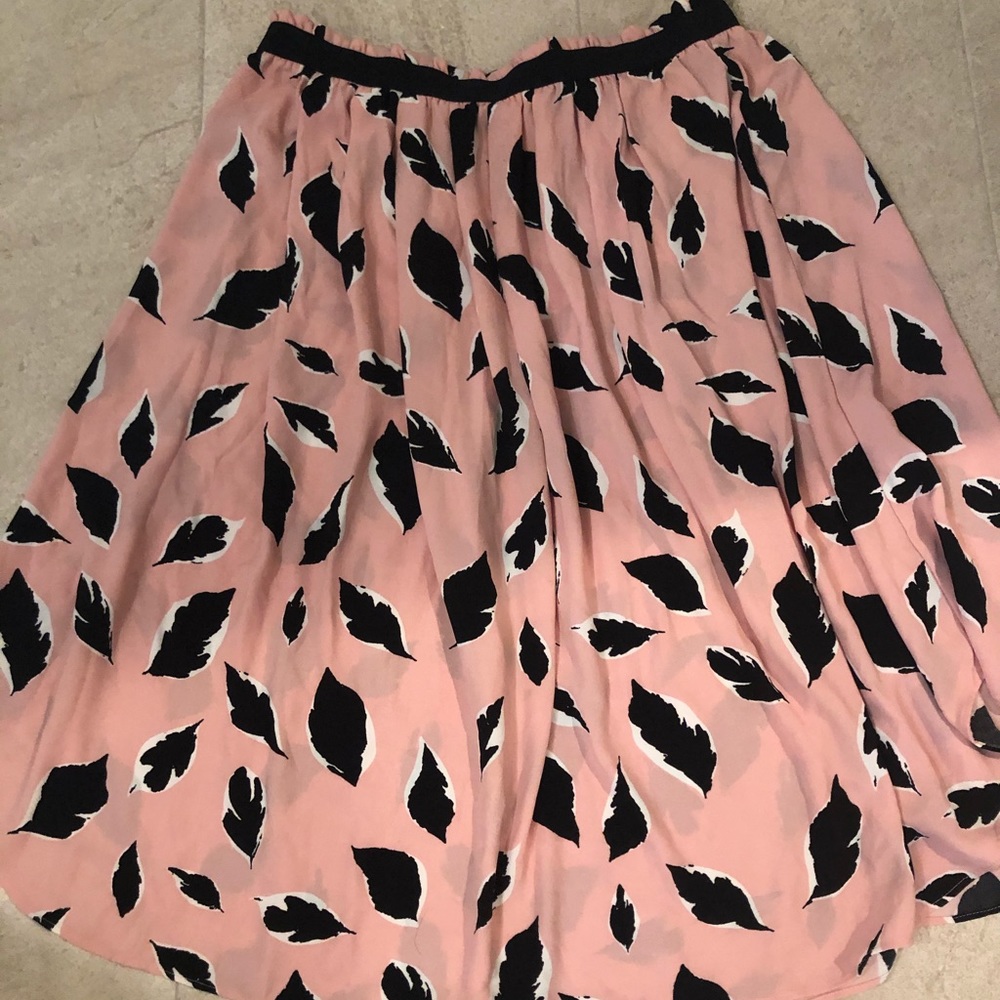 Loft skirt with black feathers